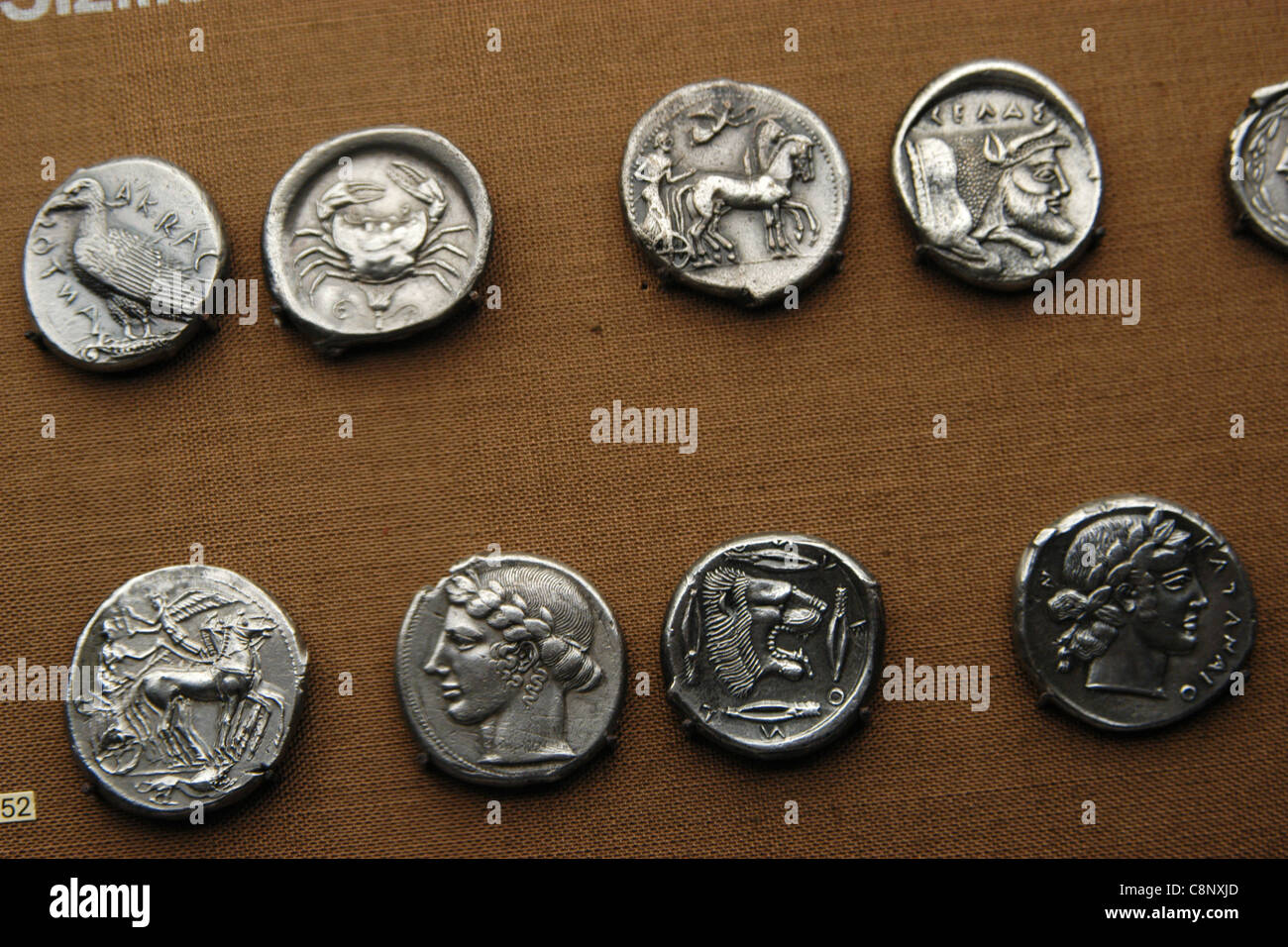 Il Greco antico monete da collezione numismatica del Pergamon Museum di Berlino in Germania. Foto Stock