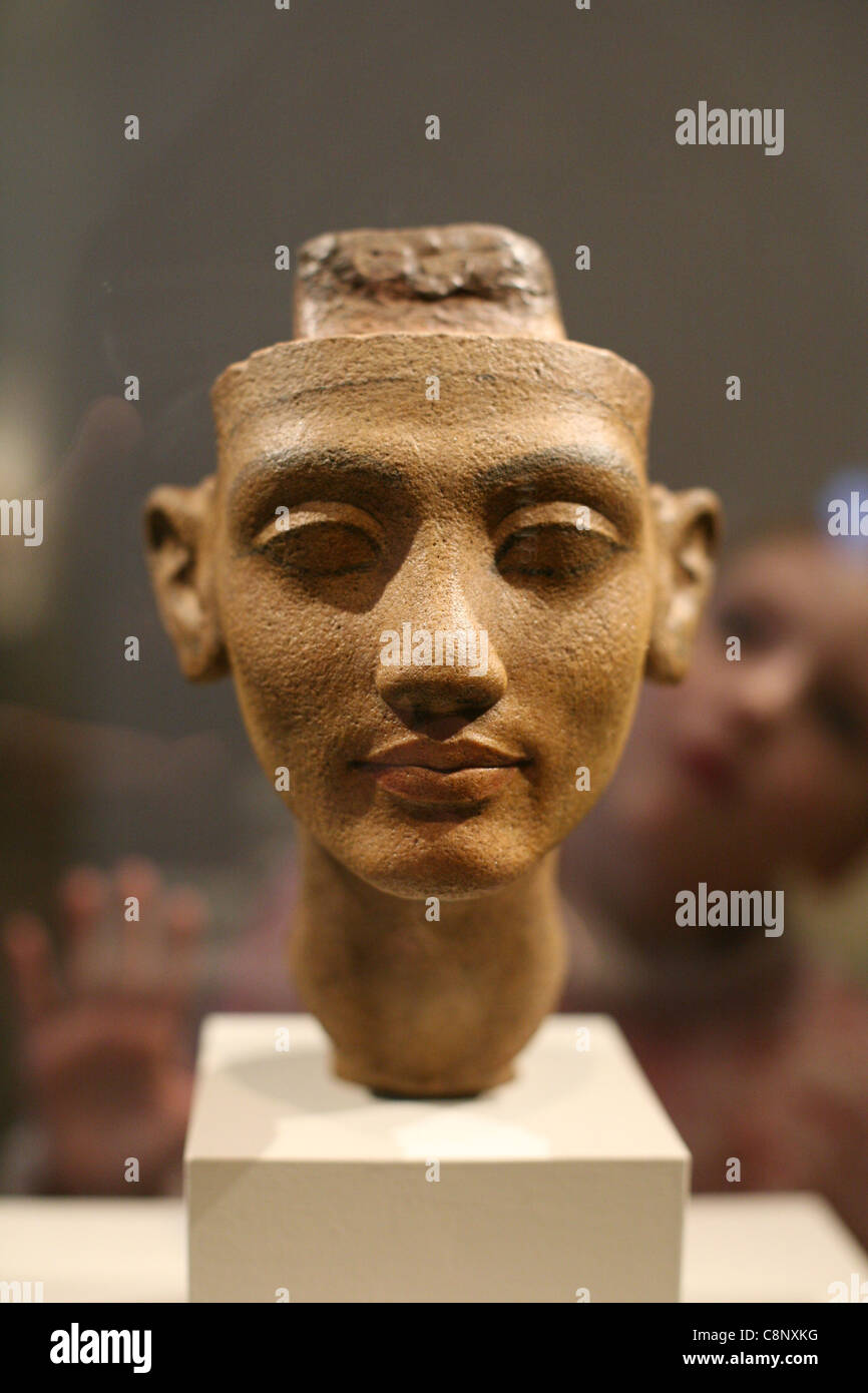 Giovane visitatore esamina il busto della regina Nefertiti nel Museo Egizio di Berlino, Germania