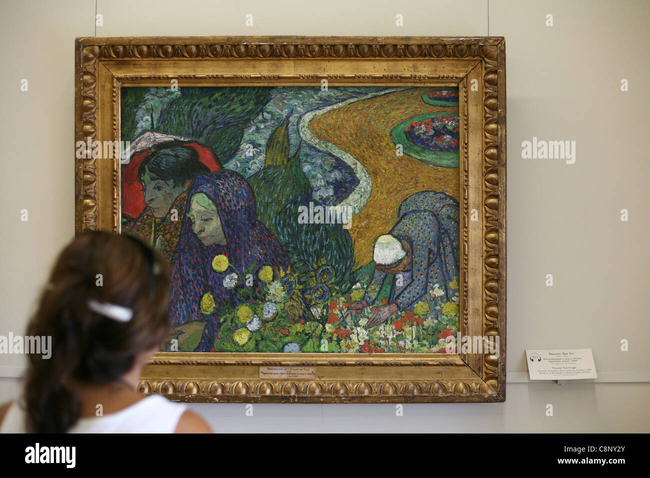 Onorevoli colleghe di Arles. Visitatore in da della pittura di Vincent van Gogh nel Museo Hermitage di San Pietroburgo, Russia. Foto Stock