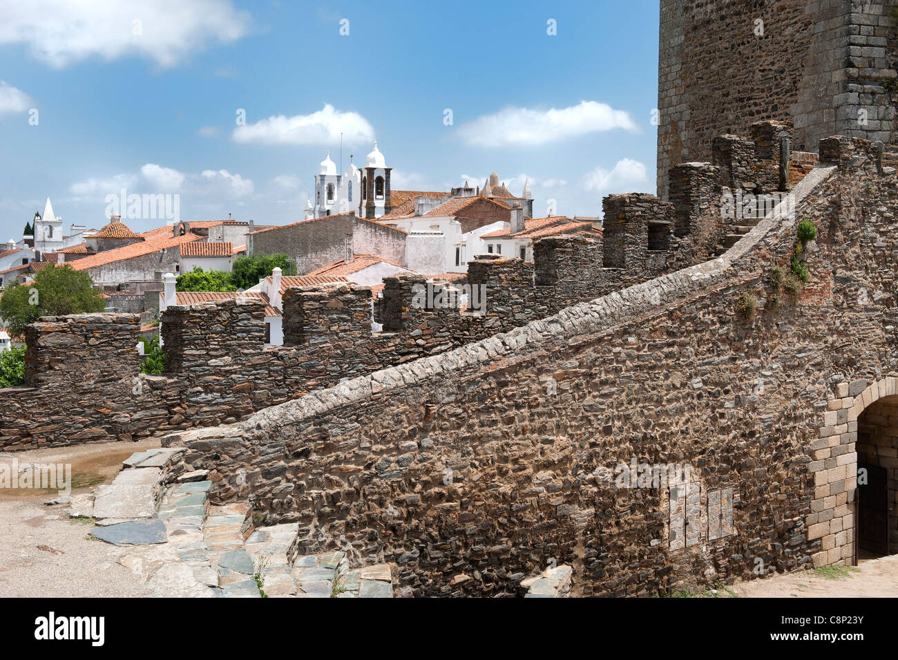 Monsaraz, vista da bastioni di Santa Maria da Lagoa o la chiesa di Nossa Senhora de Lagoa, Alentejo, Portogallo Foto Stock