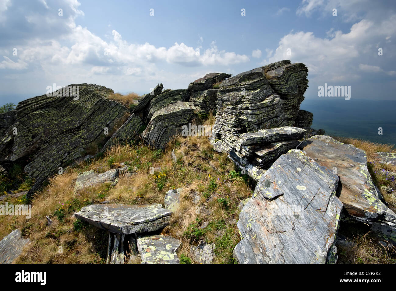 Rocce di intricati - strati di pietra al Urenga ridge. Sud monti Urali. La regione di Celjabinsk. La Russia. Foto Stock