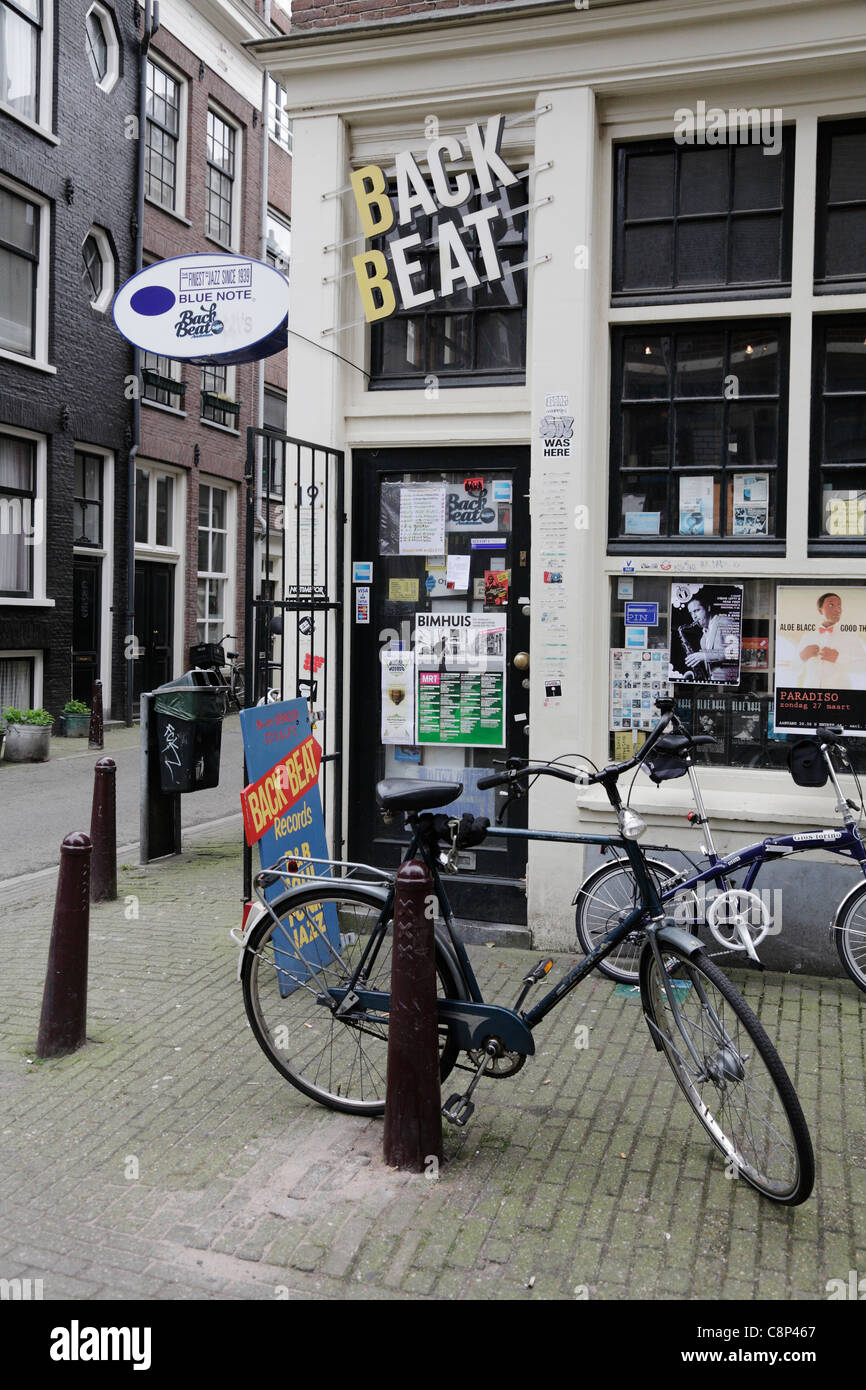 Moto parcheggiate fuori torna battere record di vinile shop record nel quartiere Jordaan di vecchia Amsterdam Holland Olanda Foto Stock