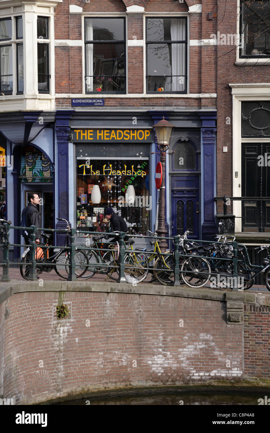 Il Headshop Kloveniersburgswal Centrum vendendo fumo di cannabis paraphernalia Amsterdam Holland Olanda testa shop Foto Stock