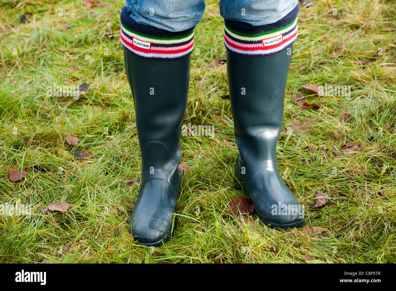 Green Hunter wellies con calze colorate indossato in campagna Foto stock -  Alamy