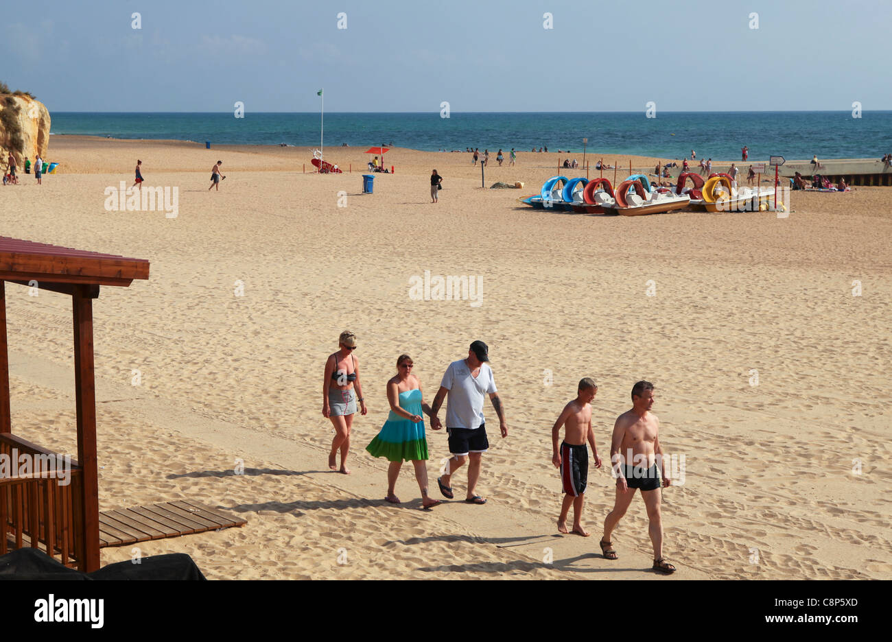 La gente camminare sulla spiaggia di Albufeira in Portogallo Foto Stock