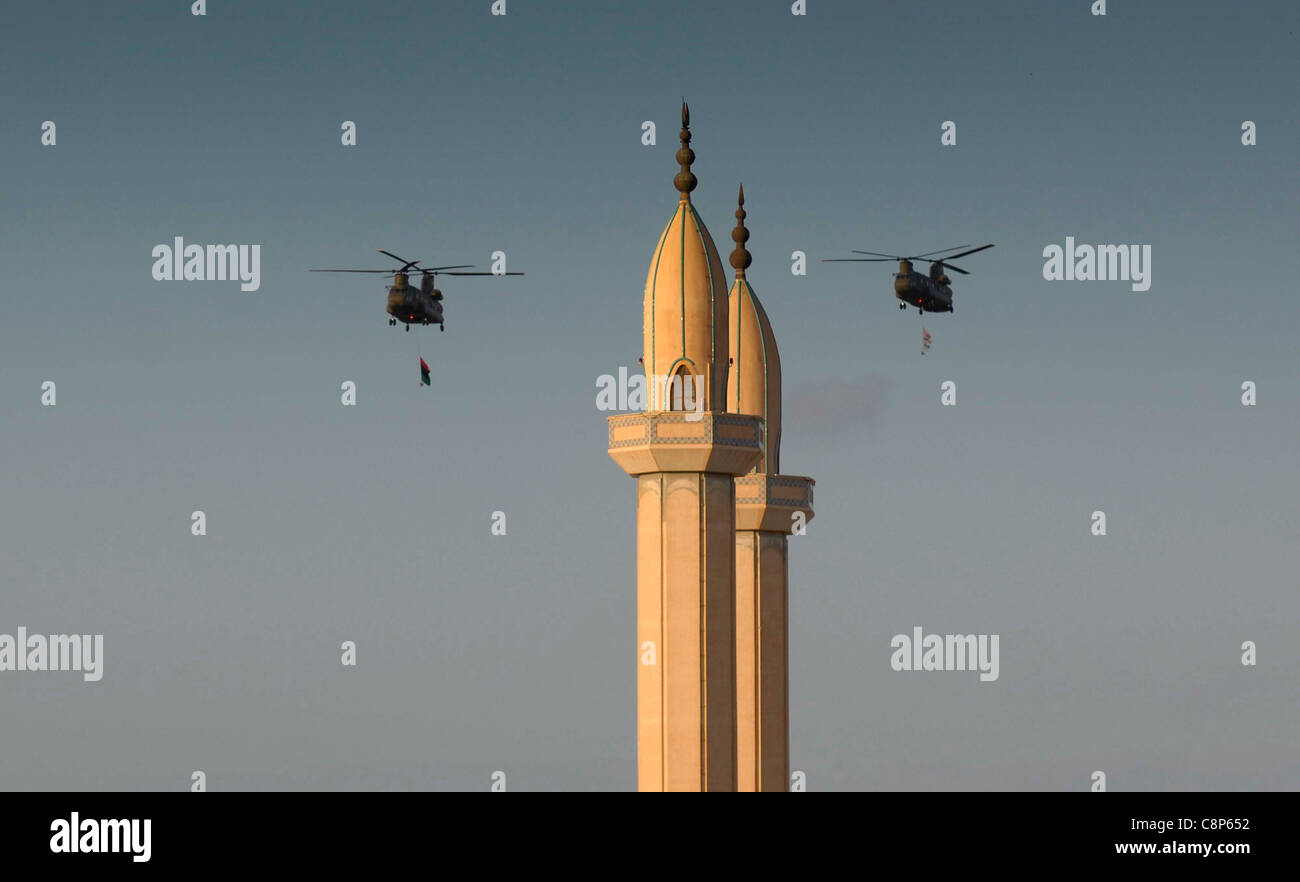 Elicotteri Chinook catturato dalle forze ribelli di sorvolare la moschea di Misurata in Libia Foto Stock