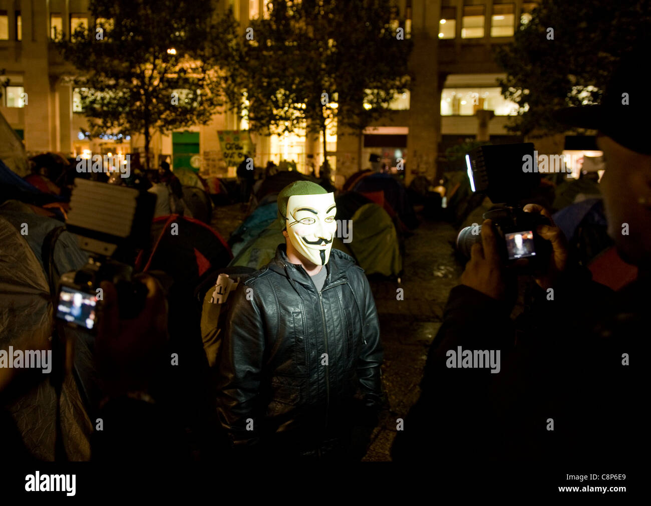 Occupare la Borsa protestare fuori St.Pauls Cathedral, Londra. Alcuni manifestanti hanno adottato il V per Vendetta maschera. Foto Stock