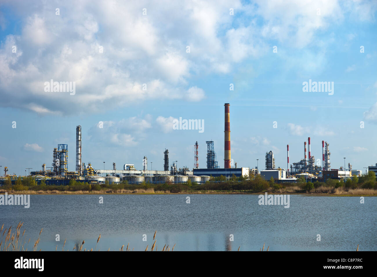 Raffinazione, industriale-vegetali sotto il cielo blu. Foto Stock