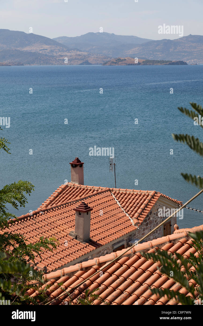Di terracotta sui tetti della città sulla costa di Lesbo Foto Stock