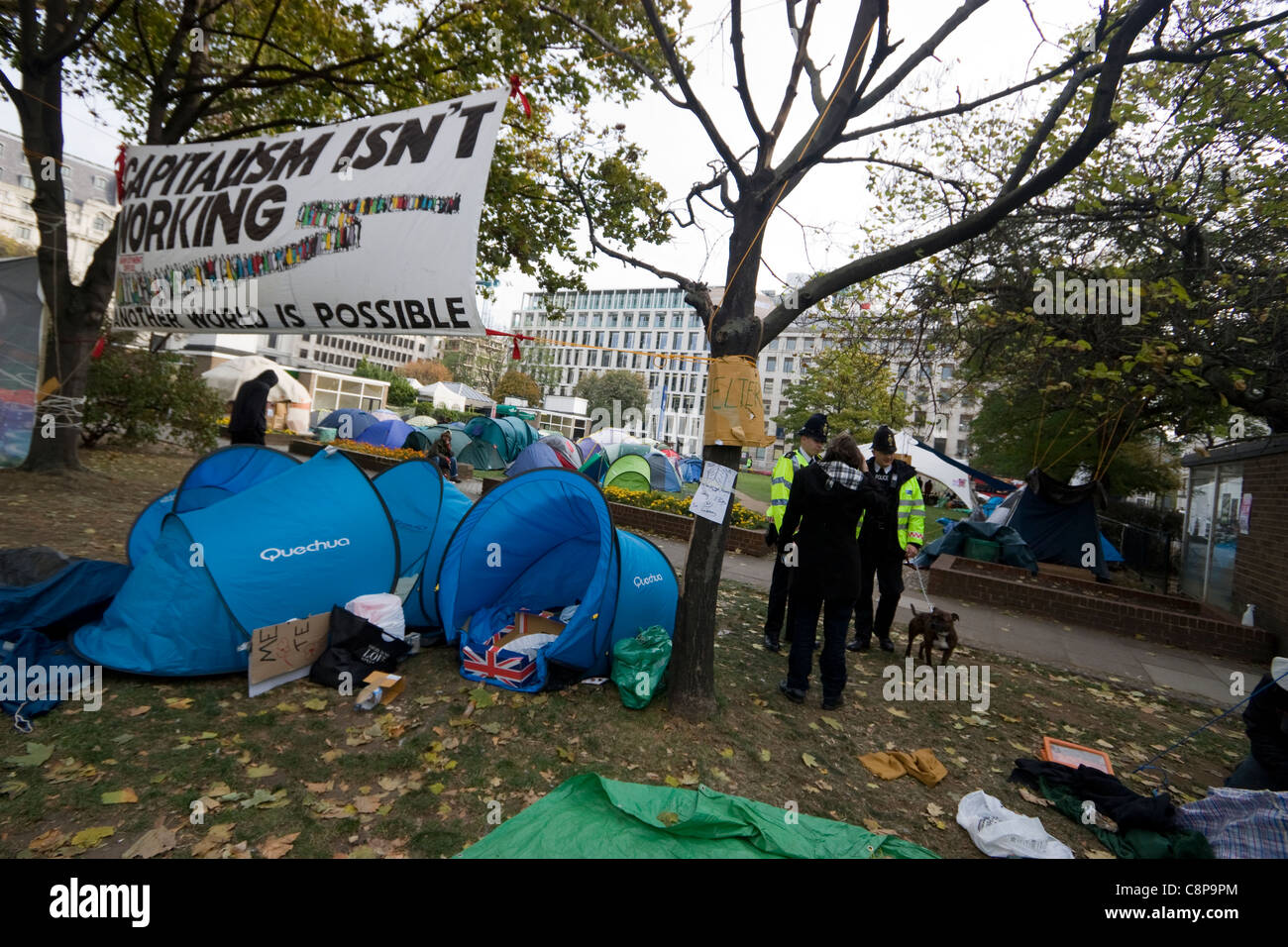 Occupare Londra manifestanti camping a Finsbury Square Londra, parlando con gli ufficiali di polizia Foto Stock