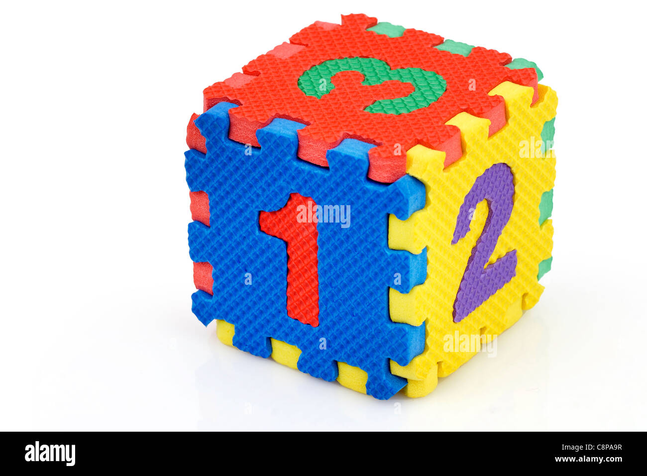 Divertimento coloratissimo puzzle giocattoli cube o dadi in schiuma a trama per i ragazzi di apprendere i loro numeri, qui 1,2,3. Foto Stock