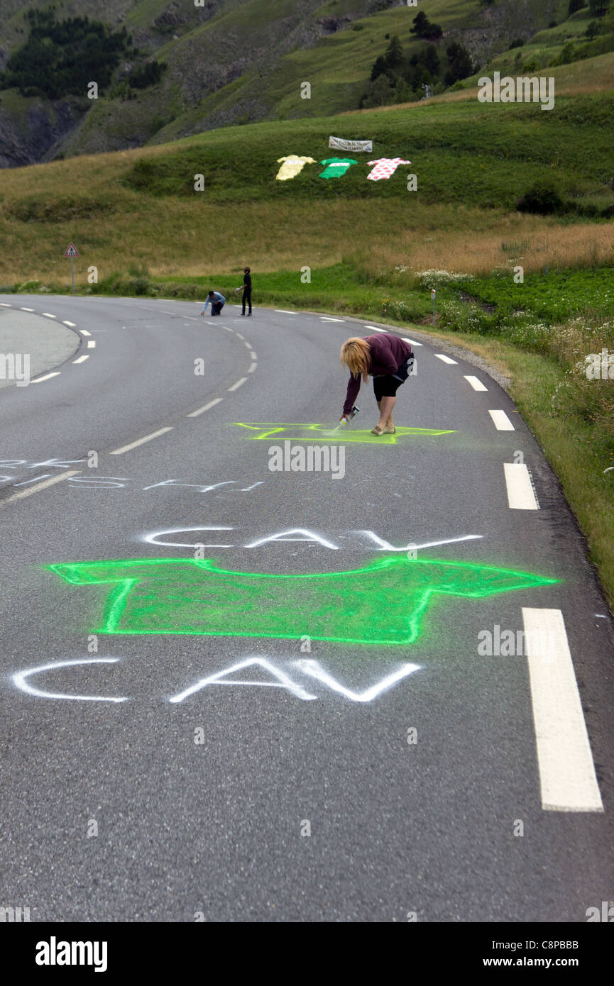 Pittura ventola strada alpina a supporto di eventuali Maglia Verde vincitore Mark Cavendish, Tour de France, 2011 Foto Stock