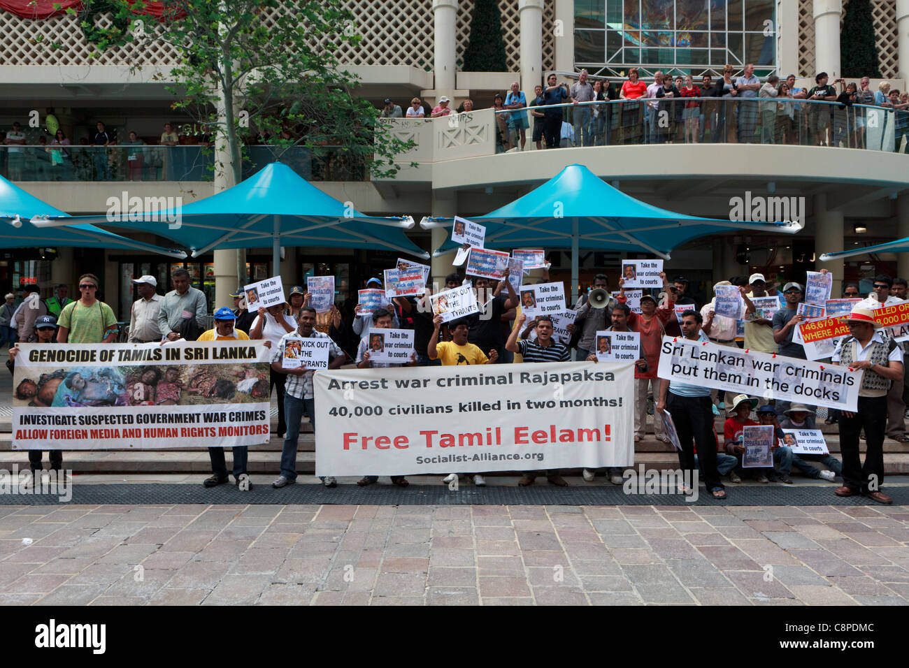 Manifestanti con Free Tamil Eelam banner manifestando contro il Presidente dello Sri Lanka Mahendra Rajapakse a CHOGM 2011 proteste. Foto Stock