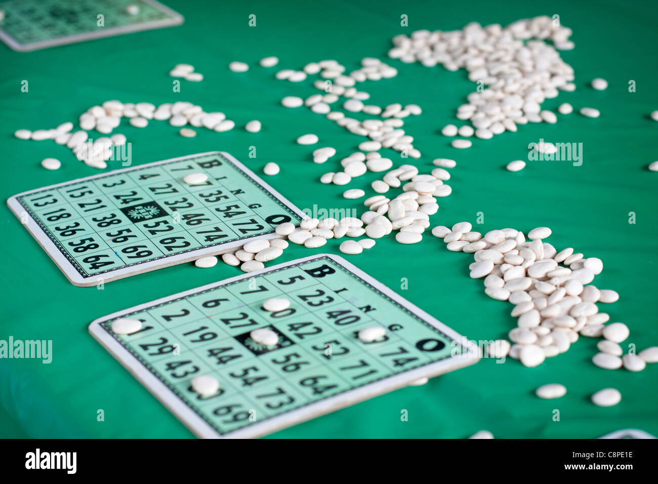 Due le schede di bingo a metà di un gioco. Per la maggior parte in verde. Foto Stock