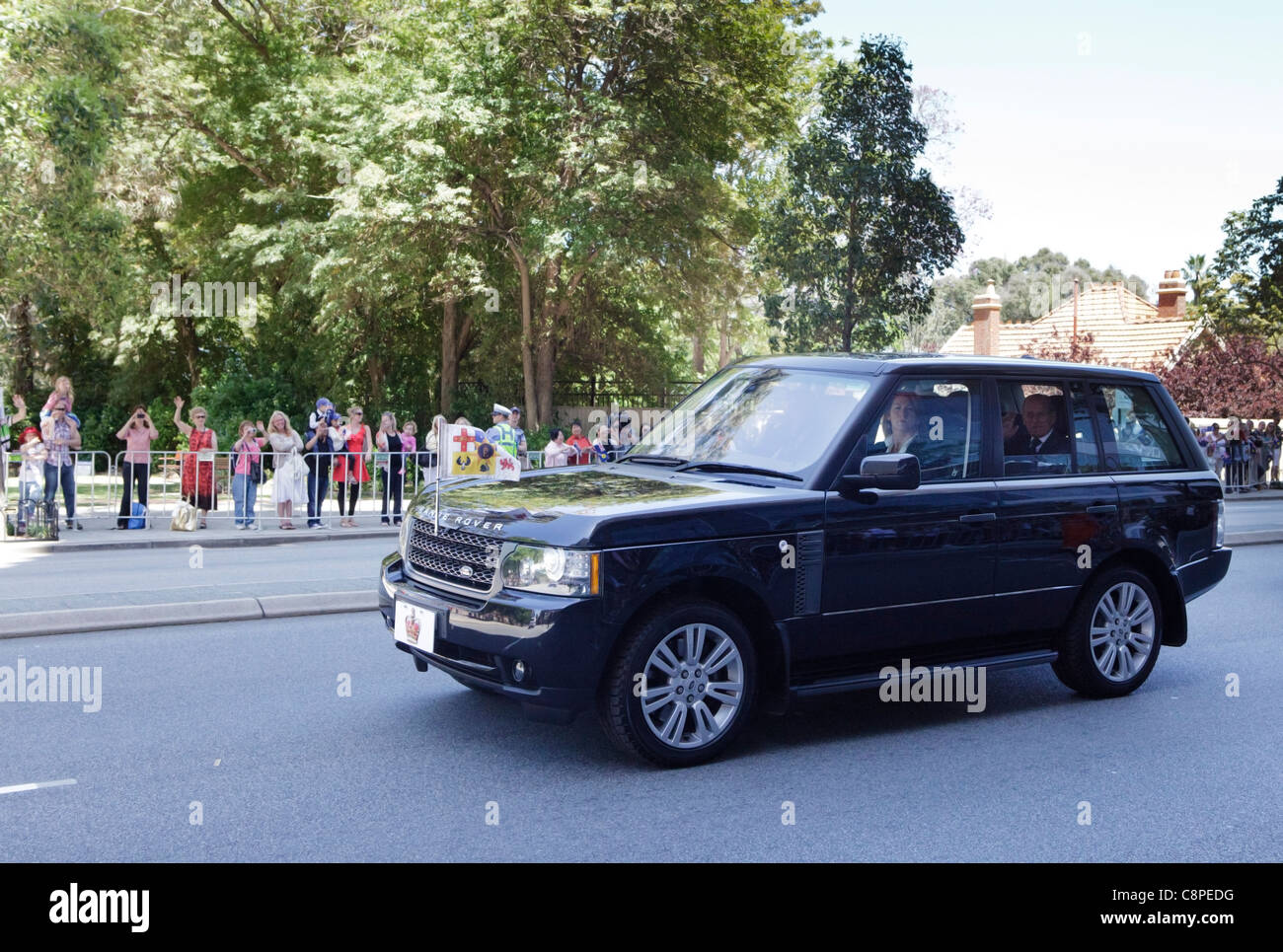 La regina e il Duca di Edimburgo andare giù St Georges Terrace in un Range Rover l'ultimo giorno del loro tour australiano. Perth Foto Stock