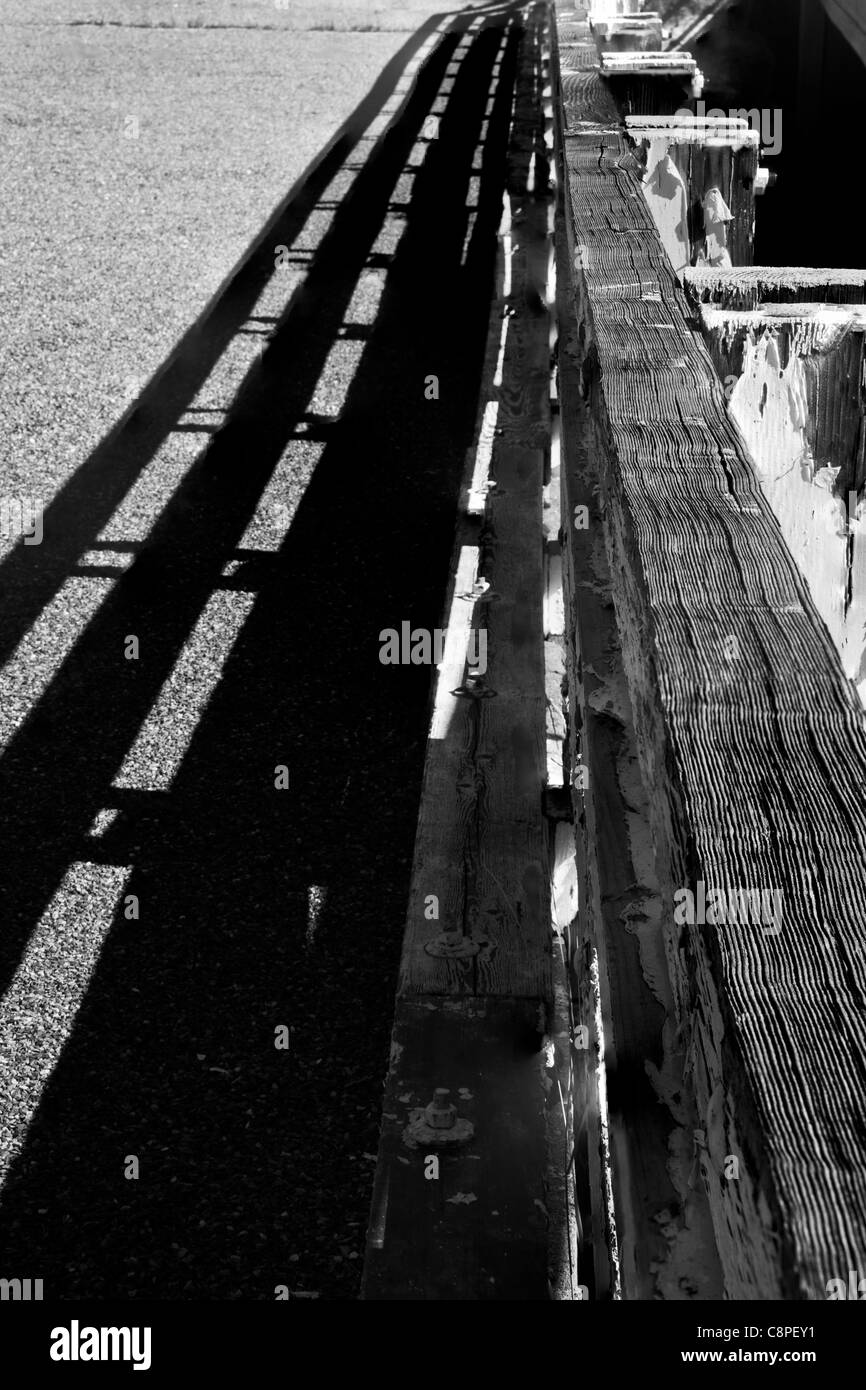 Weathered ringhiera lungo un ponte storico dal 1930 in California della Sierra Nevada. Foto Stock