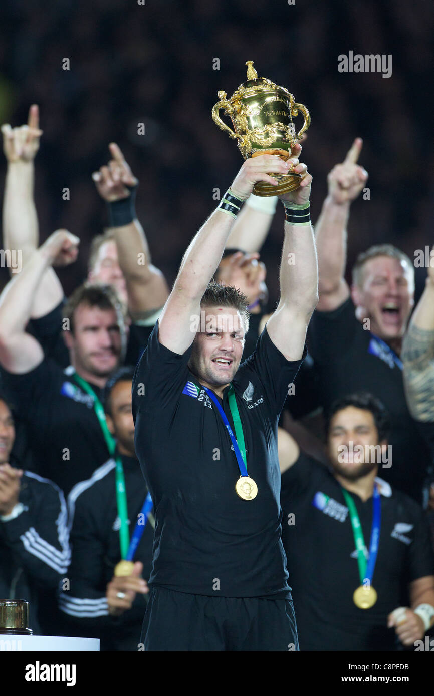 Nuova Zelanda capitano Richie McCaw solleva il trofeo come i suoi compagni di squadra festeggiare dopo la Nuova Zelanda 8-7 vittoria sulla Francia Foto Stock