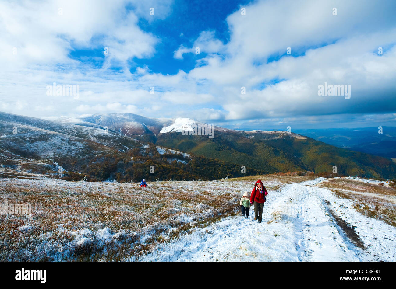 Ottobre dei Carpazi Borghava montagna altopiano con prima neve invernale (e madre con bambini) Foto Stock