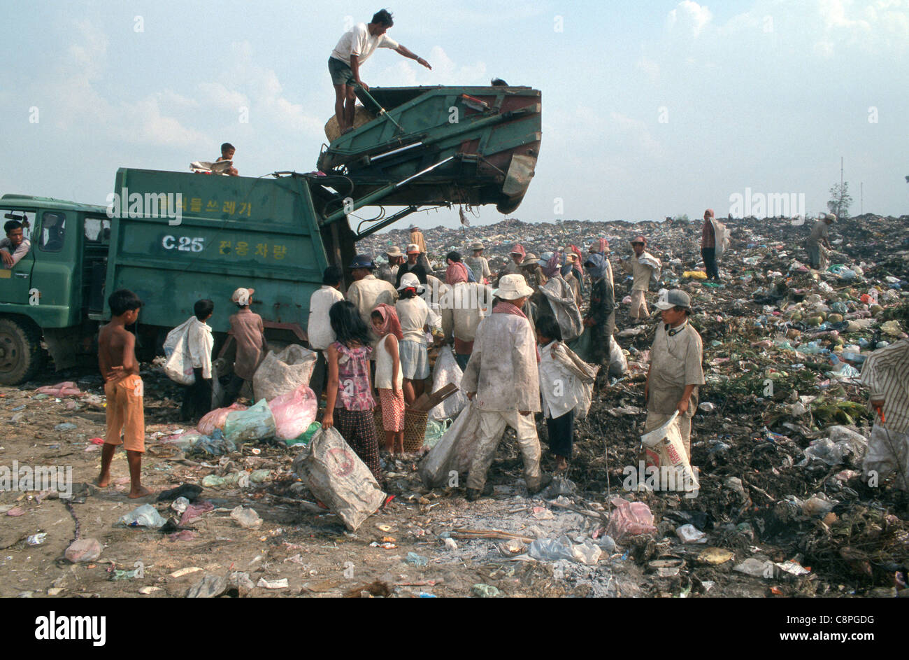 Bambino operai lavorano su Stung Meanchey municipal discarica a Phnom Penh in Cambogia. Foto Stock