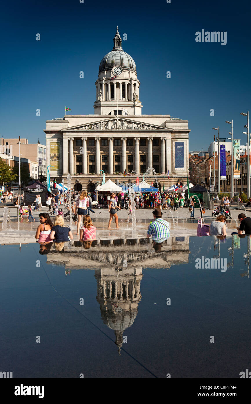 Regno Unito, Nottinghamshire, Nottingham, Piazza del Mercato Vecchio, casa Consiglio riflette in fontane nelle calde giornate di sole Foto Stock