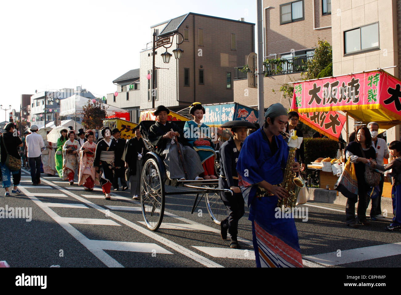 Taisho Jidai Matsuri, periodo Taisho Festival si è tenuto a Saitama, Giappone. Persone sfilano vestiti in costumi autentici. Foto Stock
