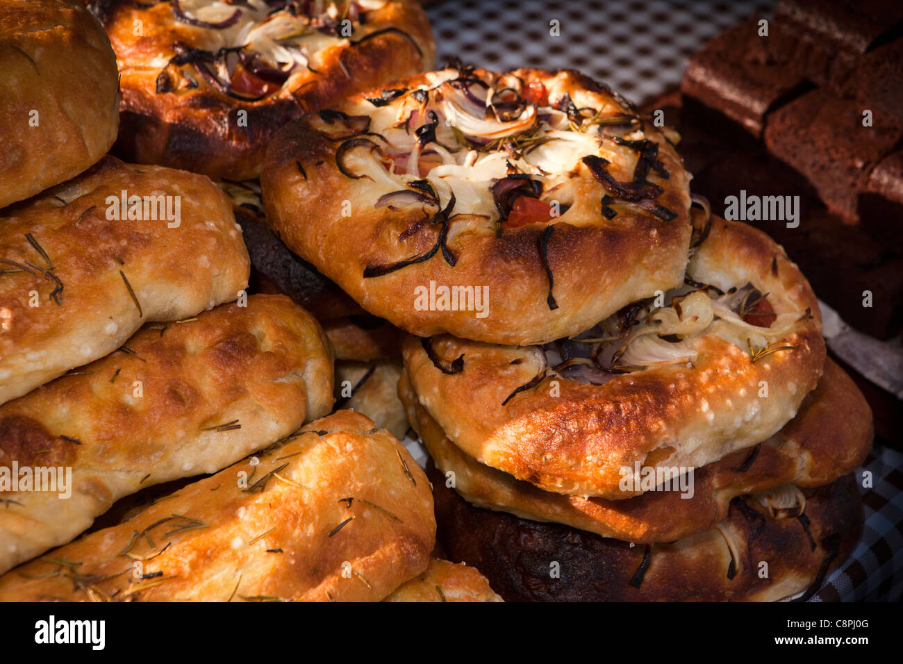 Regno Unito, Nottinghamshire, Nottingham, Piazza del Mercato Vecchio, villaggio world market, foccacia delizioso pane per la vendita Foto Stock