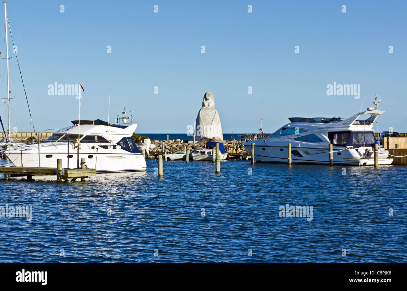 La statua raffigurante Fruen fra Havet (la signora dal mare) in Saeby porto dello Jutland in Danimarca Foto Stock