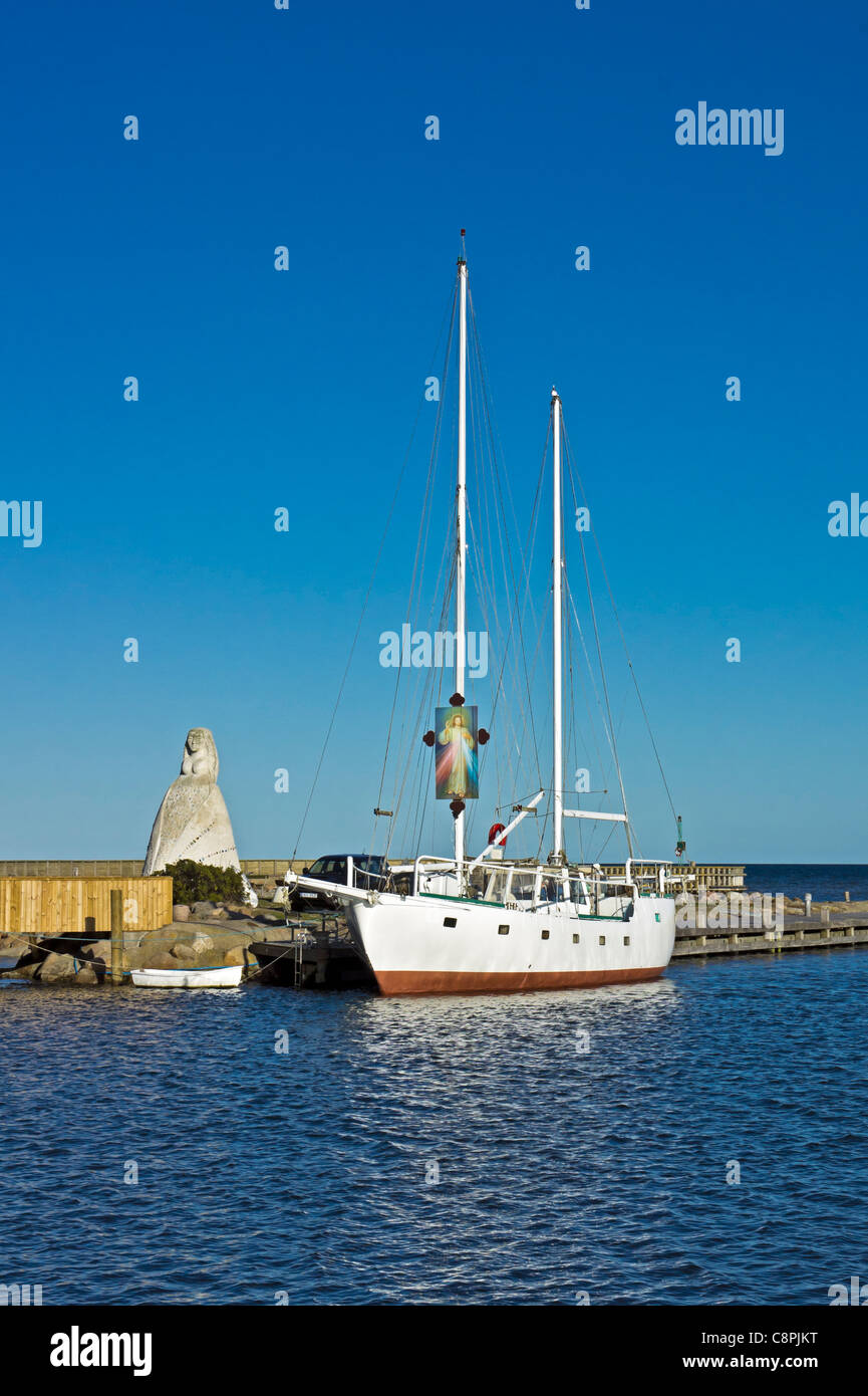 La statua raffigurante Fruen fra Havet (la signora dal mare) in Saeby porto dello Jutland in Danimarca Foto Stock