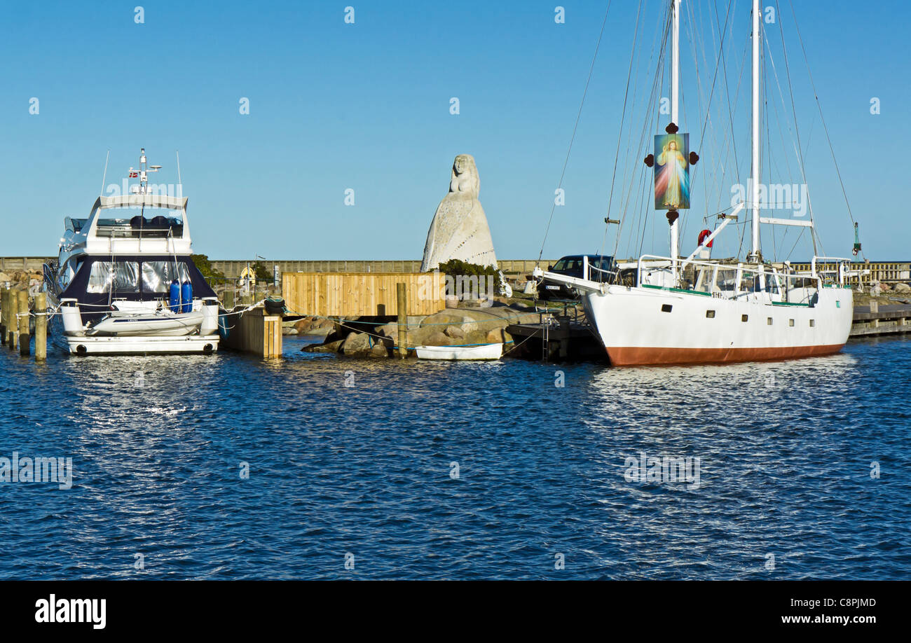 La statua raffigurante Fruen fra Havet (la signora dal mare) in Saeby porto dello Jutland in Danimarca Foto Stock