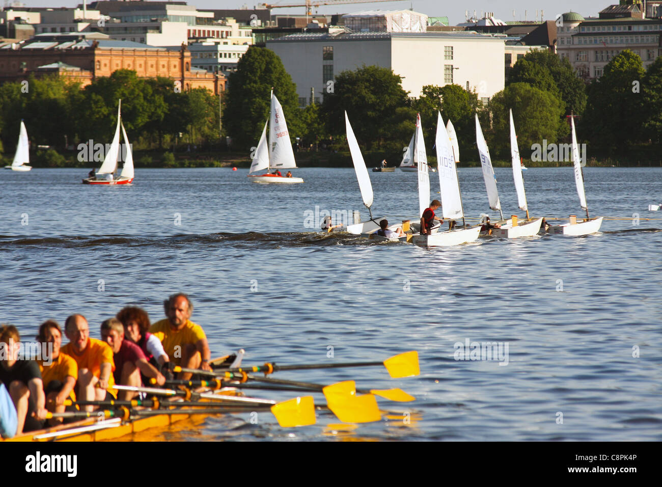 Vista di persone facendo sport sul lago Alster Amburgo, Germania Foto Stock