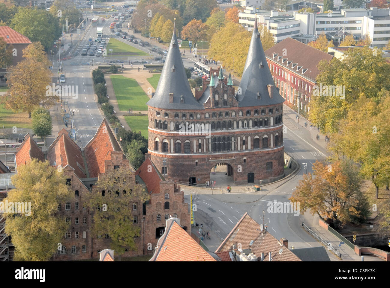 La Holsten Gate è un city gate marcatura off il confine ad ovest del centro storico di Lubecca, Germania Foto Stock