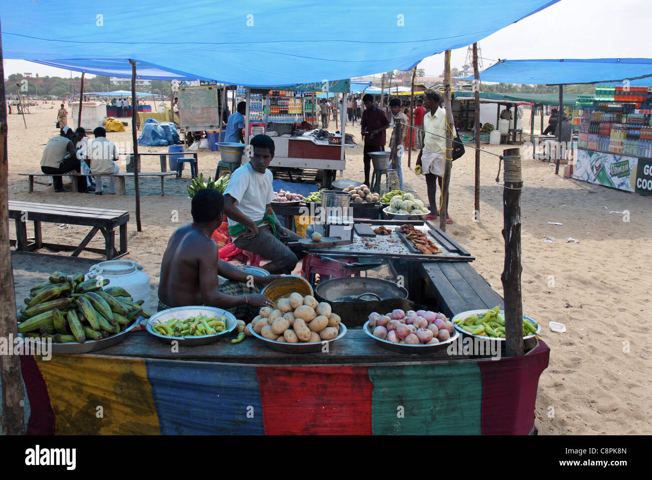 Pesce fresco alla Repubblica federale di Iugoslavia e di altri prodotti alimentari vendita alimentari bancarelle in marina beach,chennai ex Madras,tamilnadu,l'india,asia Foto Stock