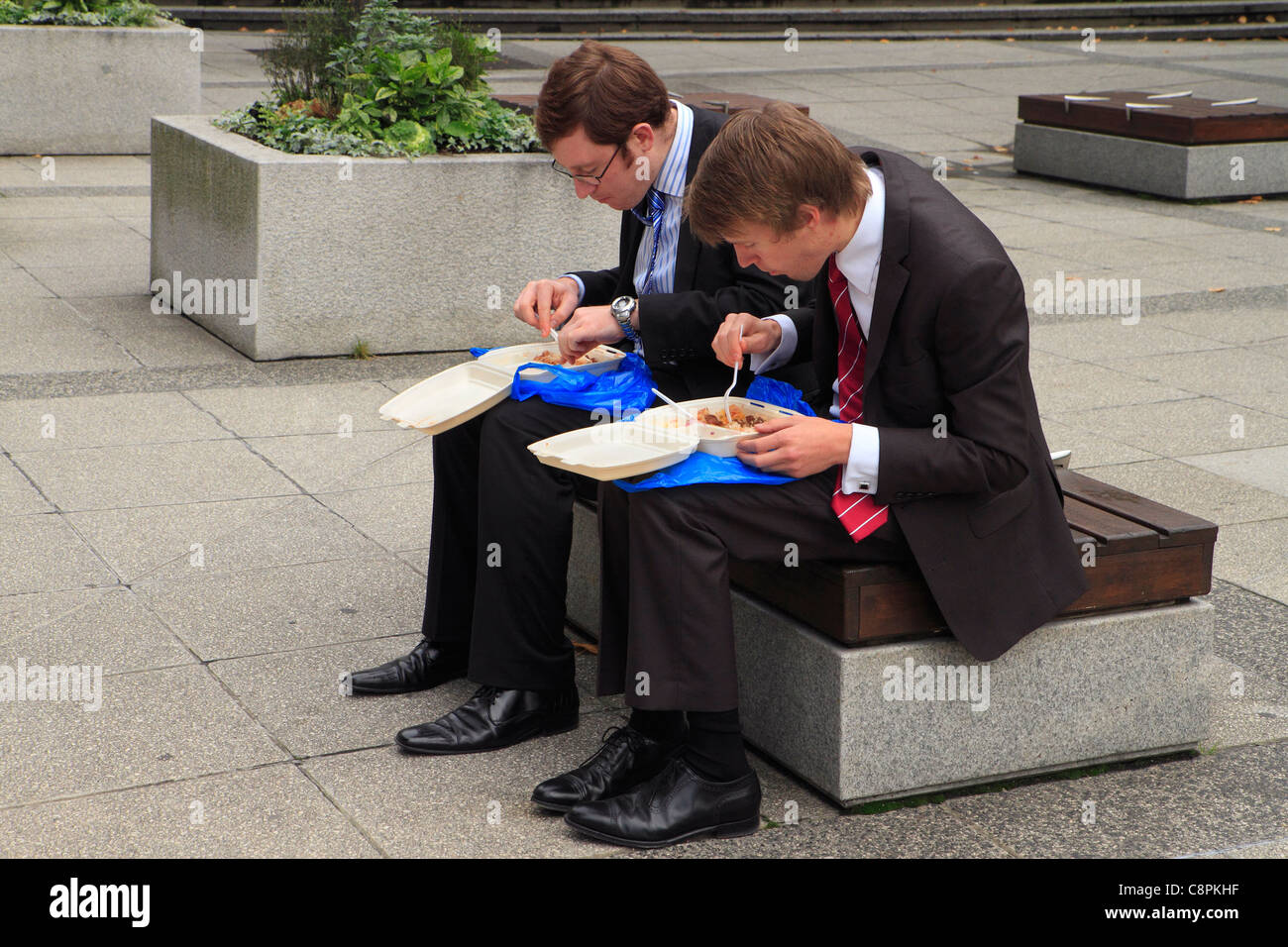 Due impiegati del pranzo, città di Londra, Regno Unito Foto Stock