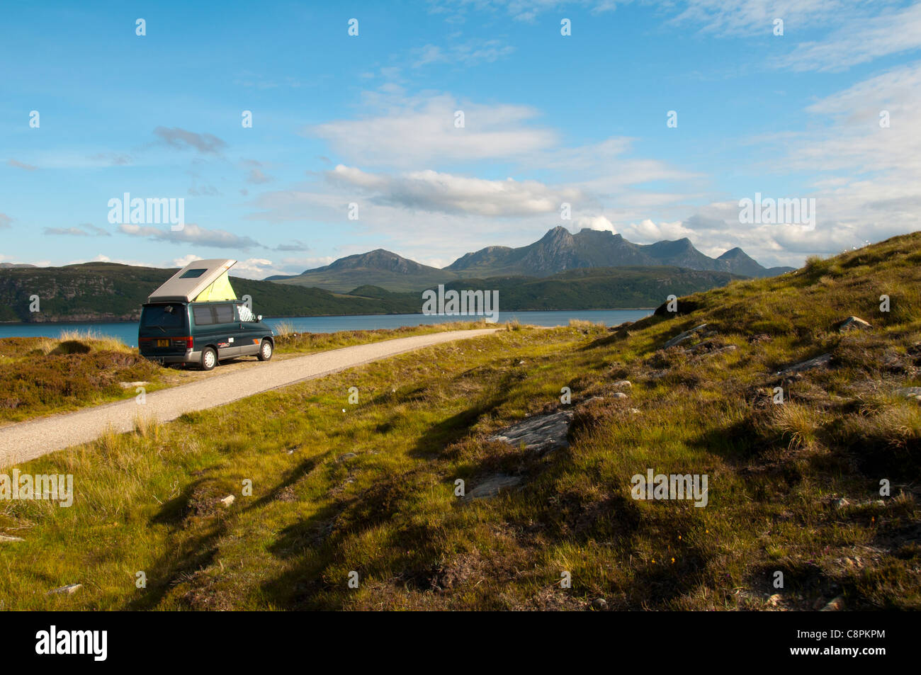 Ben fedele al di sopra del Kyle della linguetta, Sutherland, Scotland, Regno Unito. Una Mazda Bongo Friendee campervan in primo piano. Foto Stock