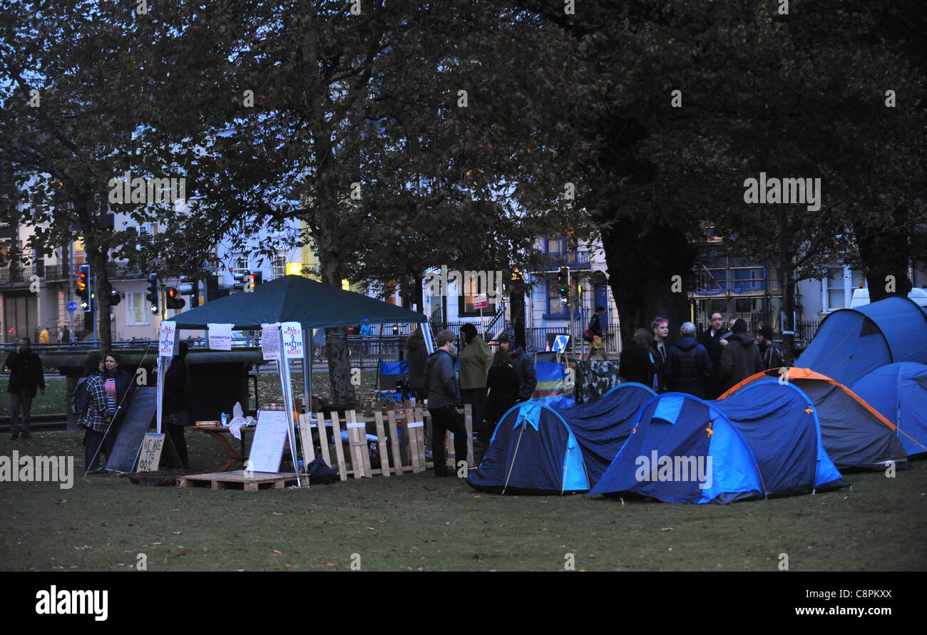 Le più recenti anti capitalista protesta tented occupano Brighton in Victoria Gardens nel centro città Regno unito al crepuscolo Foto Stock
