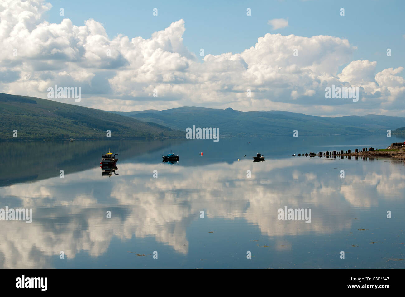 Riflessioni in Loch Fyne vicino a Inveraray, Argyll, regione delle Highlands, Scotland, Regno Unito Foto Stock