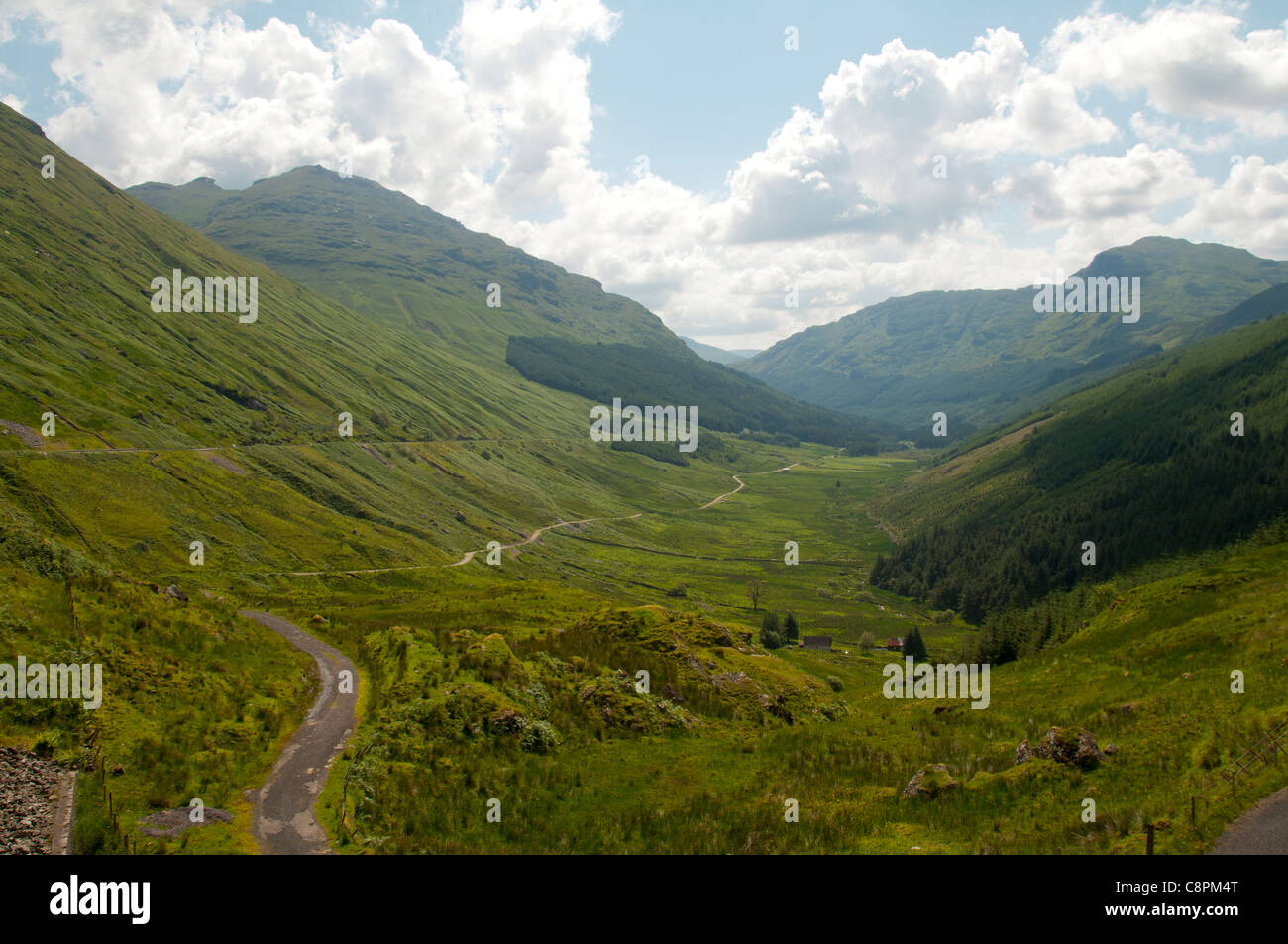 Glen Croe dal "resto ed essere grati' passano, Argyll, regione delle Highlands, Scotland, Regno Unito. Una sezione della vecchia strada in primo piano. Foto Stock
