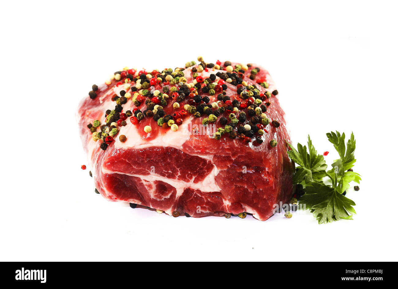 Gustosi piatti a base di carne con colorati pepe isolato su bianco Foto Stock