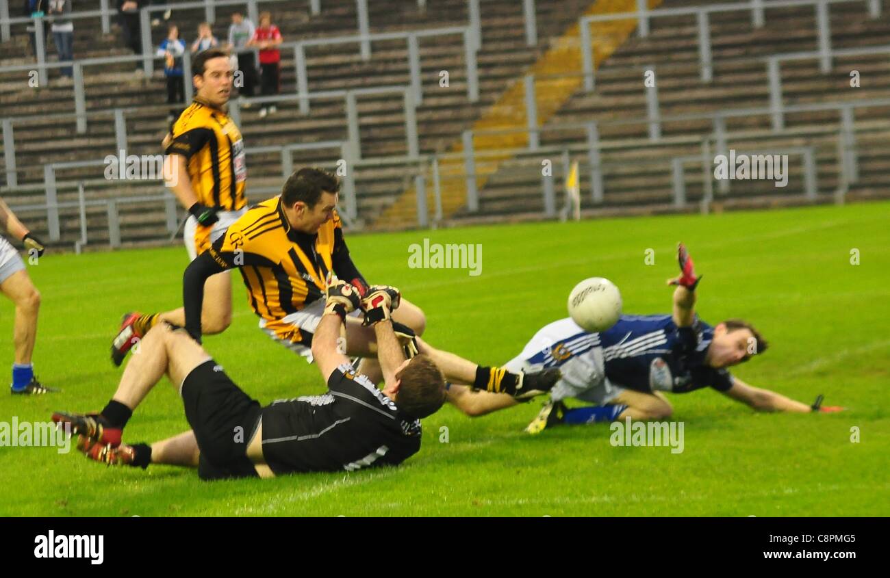 Saint Gall di Ronan Gallagher tira verso il basso la Crossmaglen Oisin McConville dare via una penalità. Ulster regnante e tutti Irlanda Gaelic Football Champions Crossmaglen Rangers sconfitti St Galli nel Ulster Club di Calcio Quarti di finale con una linea di demarcazione di 3-09 a 2-06 in Casement Park, Belfast domenica Foto Stock