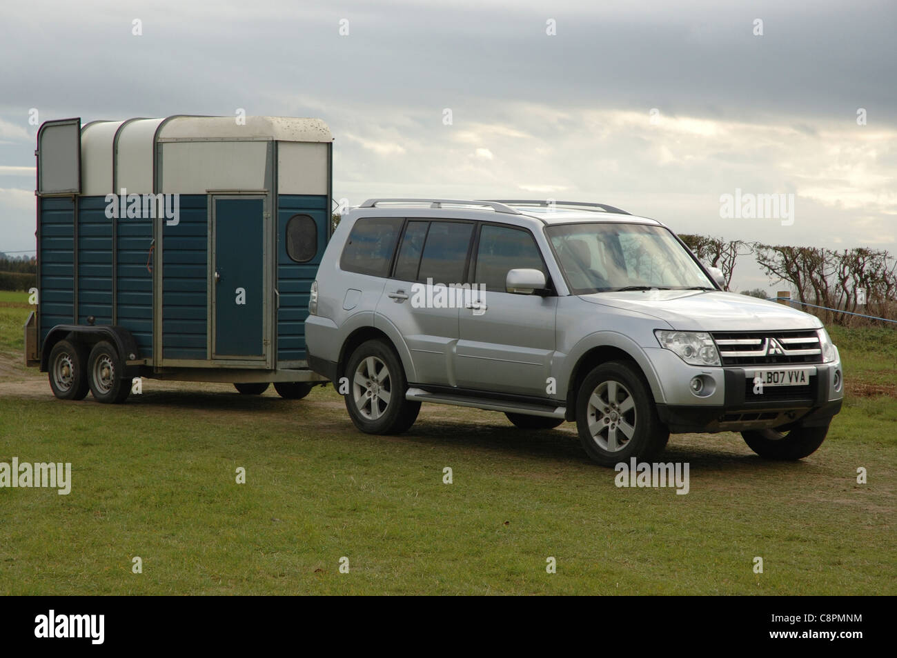 Auto tirando un box per cavallo Foto Stock