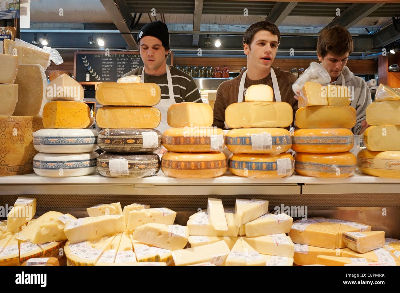 Giovani uomini la vendita di formaggio Foto Stock