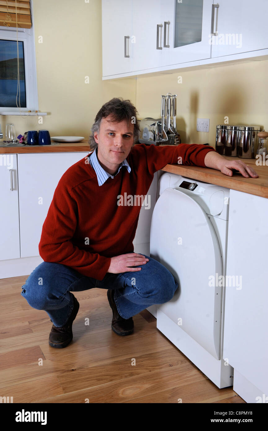 Andrew ragione con il suo risparmio energetico motivo di caricamento frontale della macchina di lavaggio REGNO UNITO Foto Stock