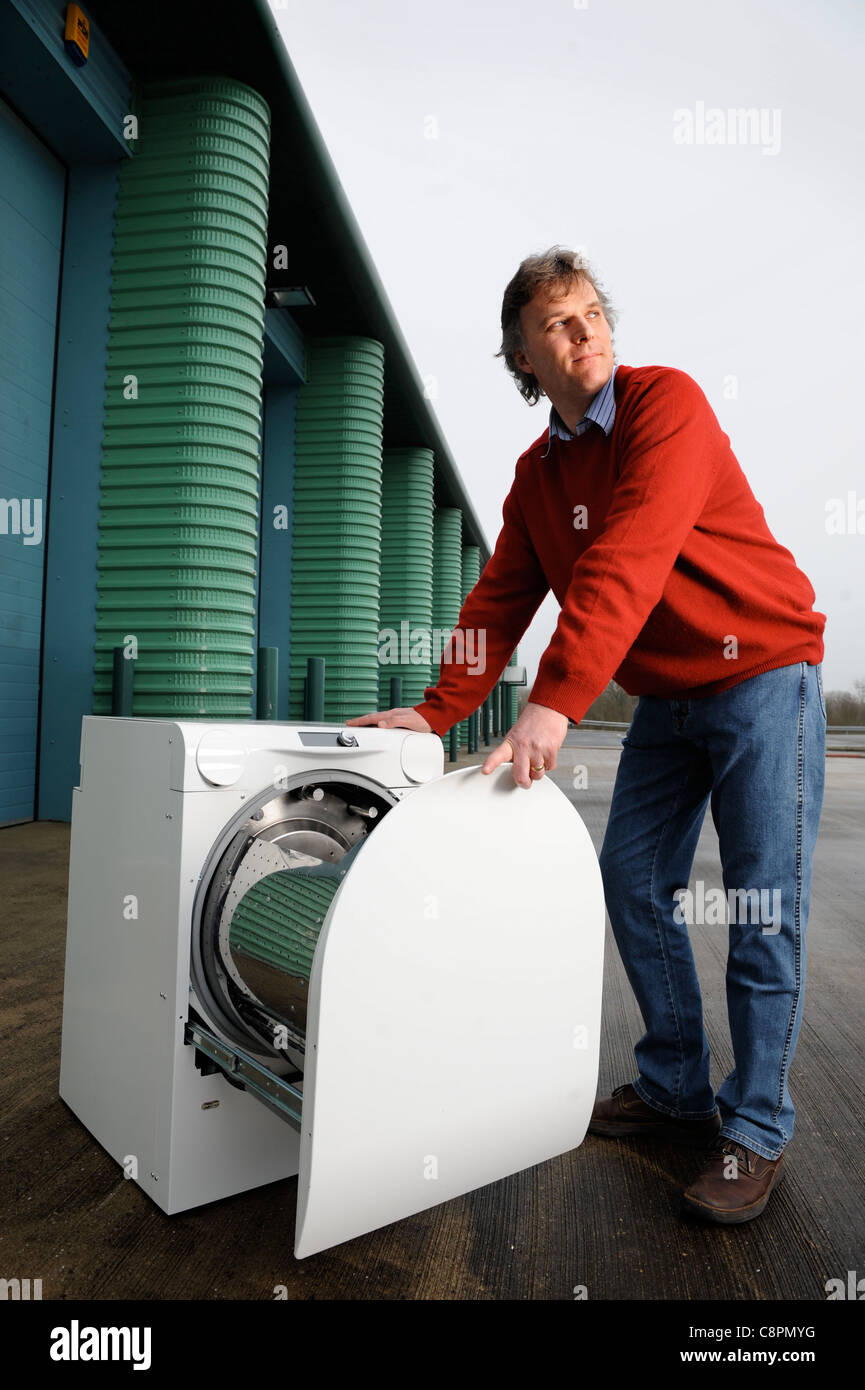 Andrew ragione con il suo risparmio energetico motivo di caricamento frontale della macchina di lavaggio REGNO UNITO Foto Stock