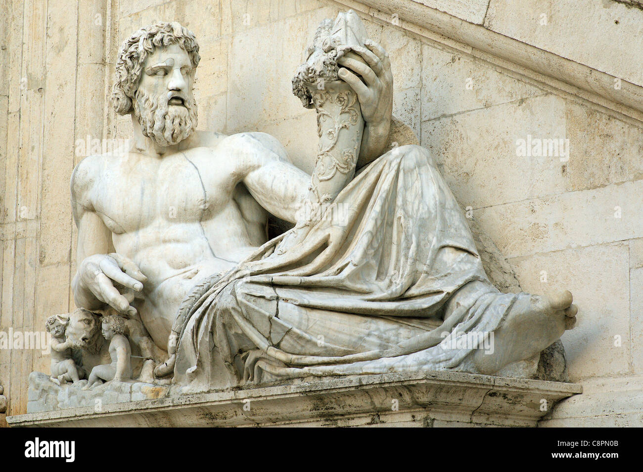 La scultura personificazione del fiume Tevere Campidoglio a Roma Italia Foto Stock