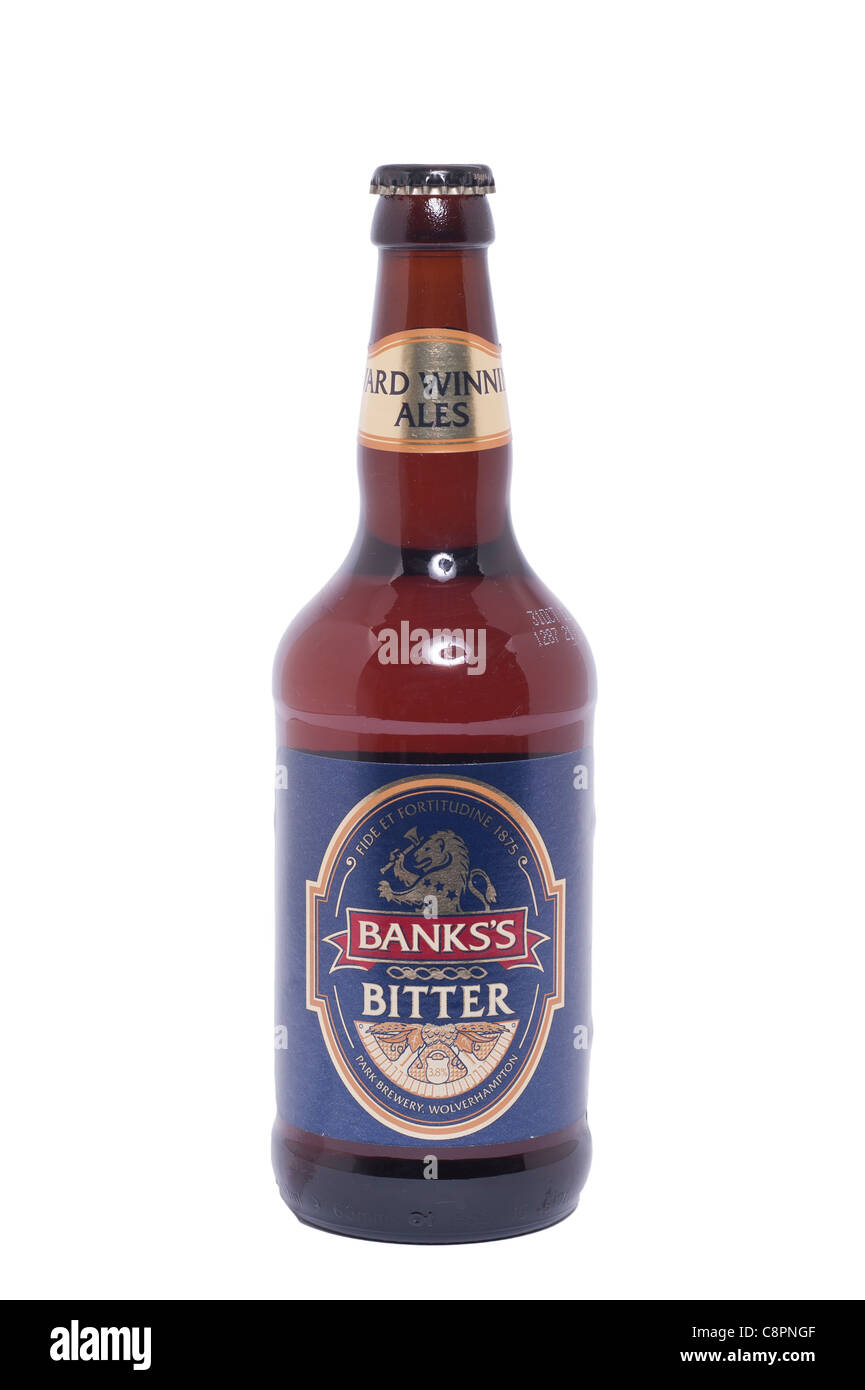 Una bottiglia di banche di bitter ale bere birra su sfondo bianco Foto Stock