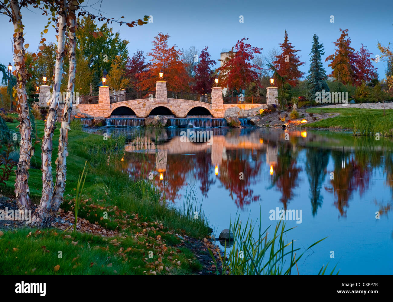 Questo umile ponte di pietra è acceso e ha un autunno caduta come il sole comincia a impostare Foto Stock