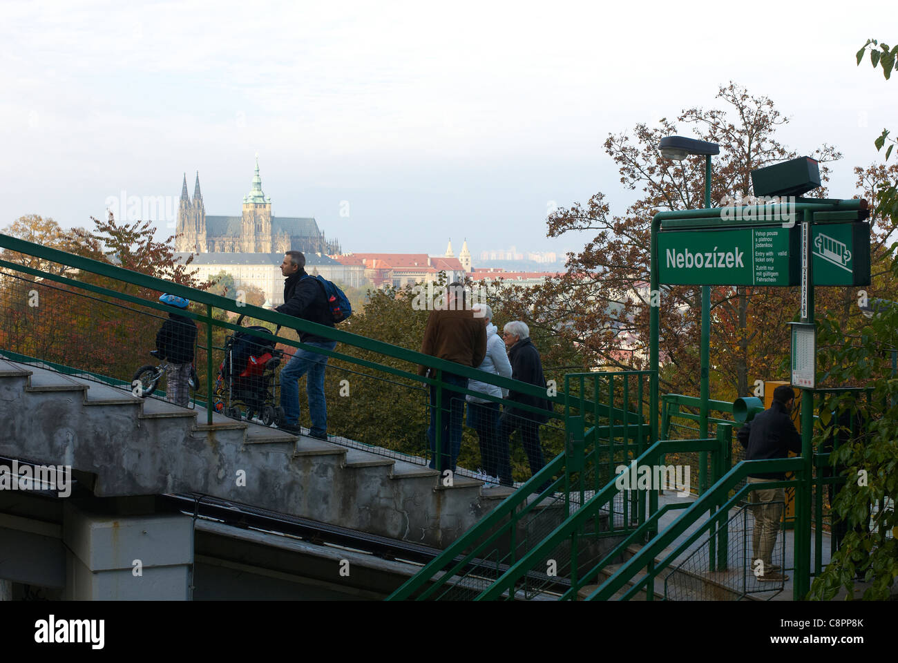 Funicolari, Petrin Hill in autunno, il castello di Praga, Repubblica Ceca Foto Stock