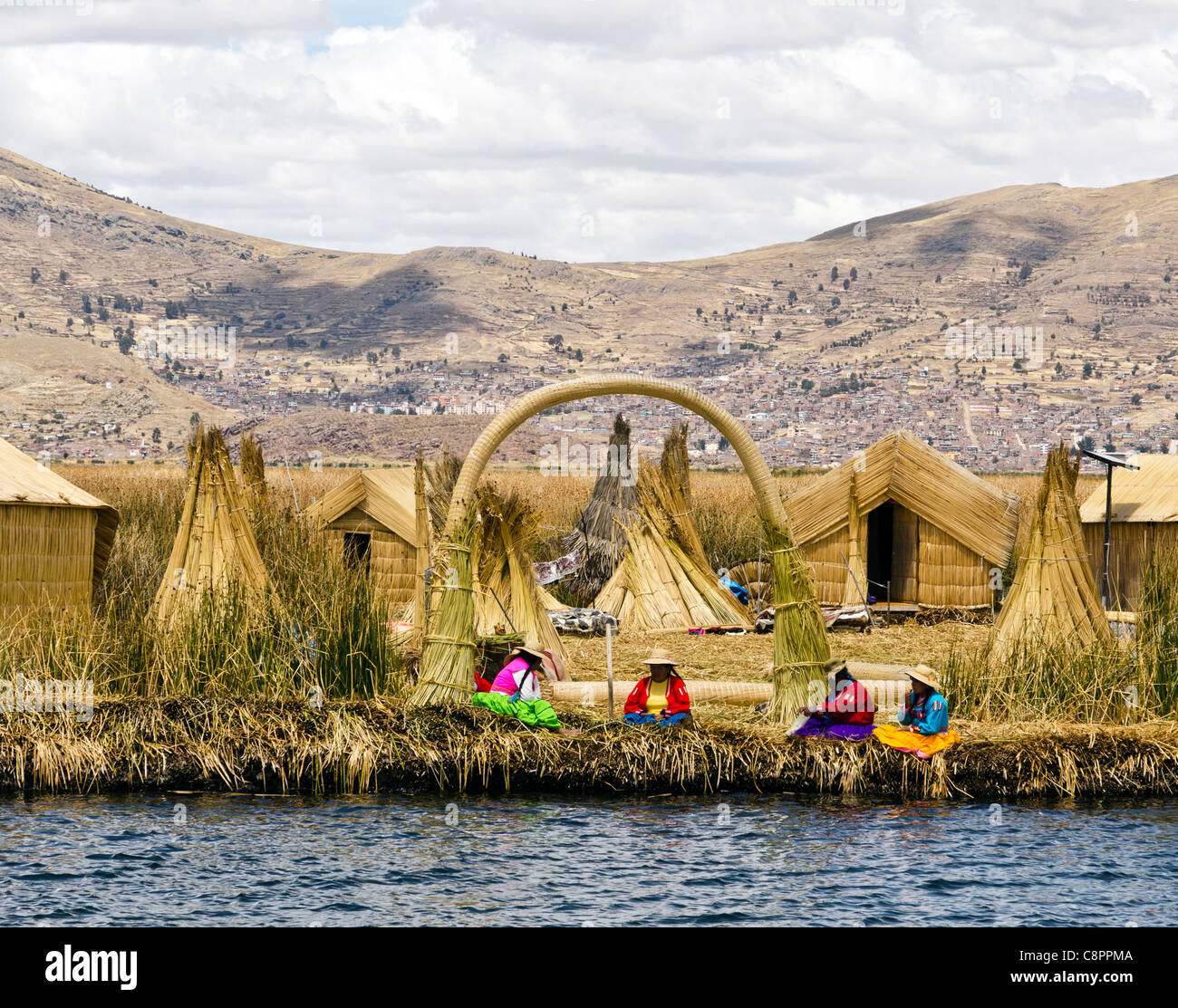 Le donne indossando il tradizionale costume peruviano Uros isola del lago Titicaca Puno Foto Stock