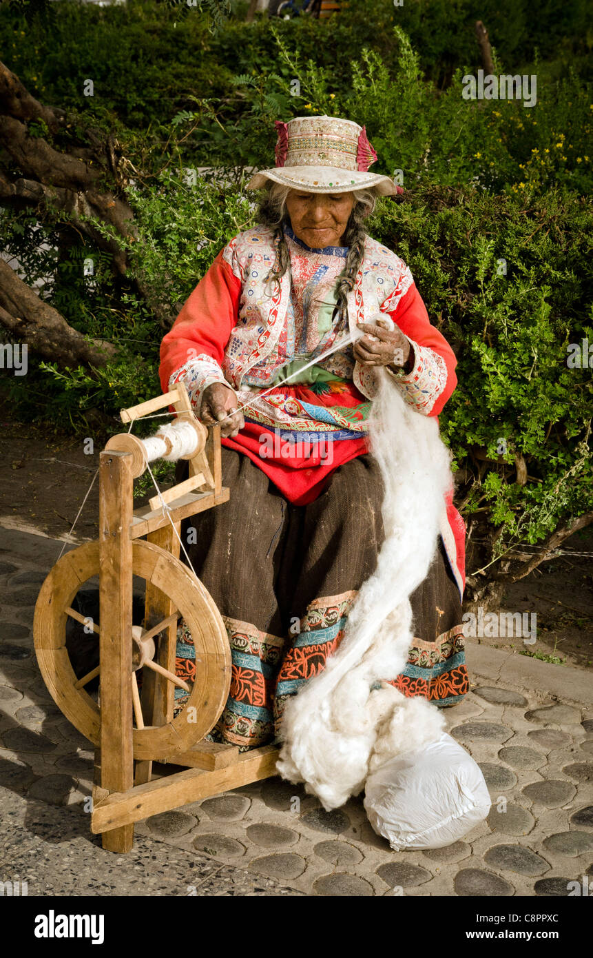 Vecchia donna con ruota di filatura Chivay Colca Canyon Perù Foto Stock