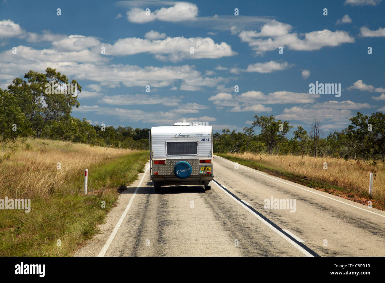 Roulotte su Victoria autostrada vicino Timber Creek, Territorio del Nord, l'Australia Foto Stock